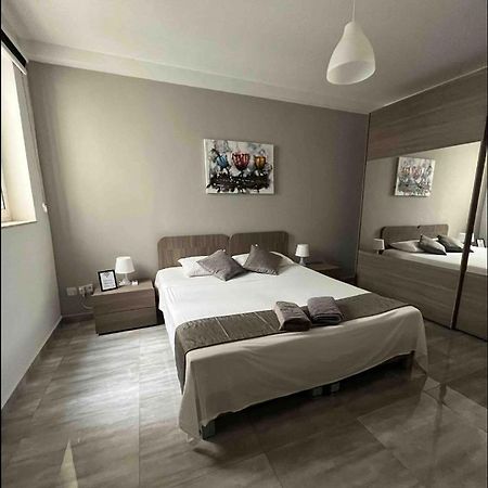 F10 Room 1, Private Double Room With Private Bathroom In Shared Flat Msida Esterno foto