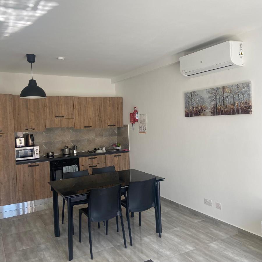 F10 Room 1, Private Double Room With Private Bathroom In Shared Flat Msida Esterno foto