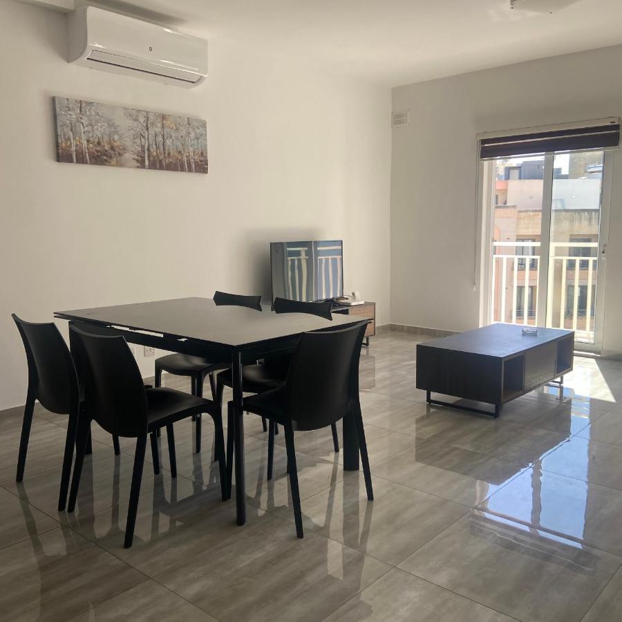 F10 Room 1, Private Double Room With Private Bathroom In Shared Flat Msida Esterno foto