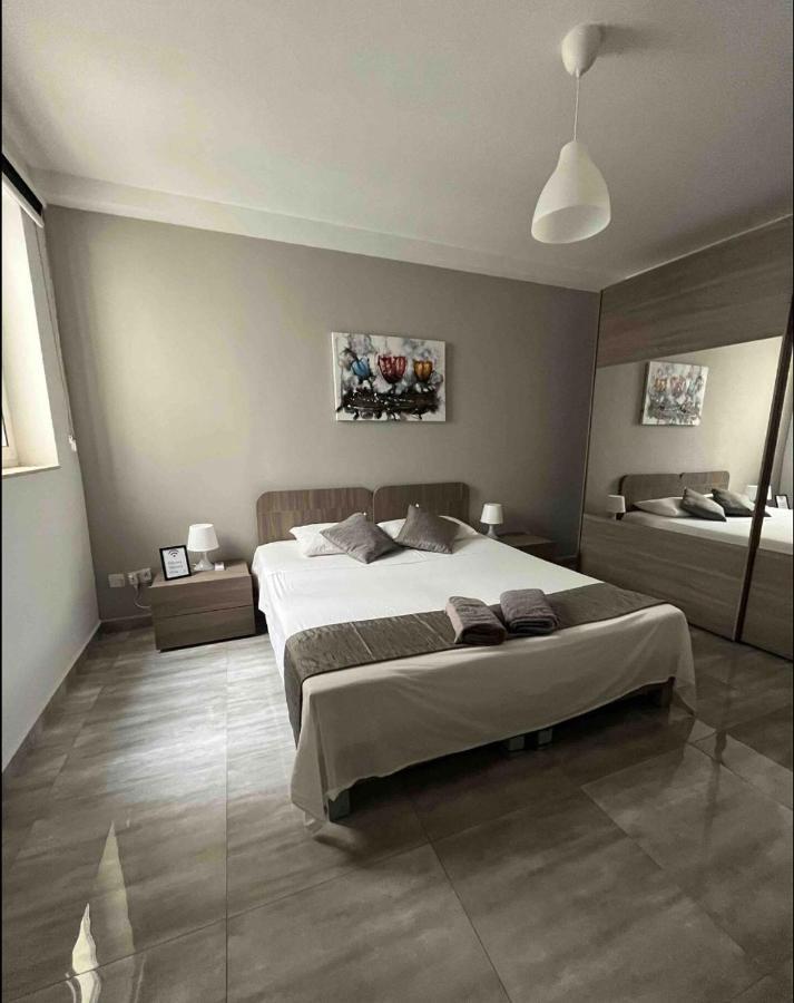 F10 Room 1, Private Double Room With Private Bathroom In Shared Flat Msida Esterno foto